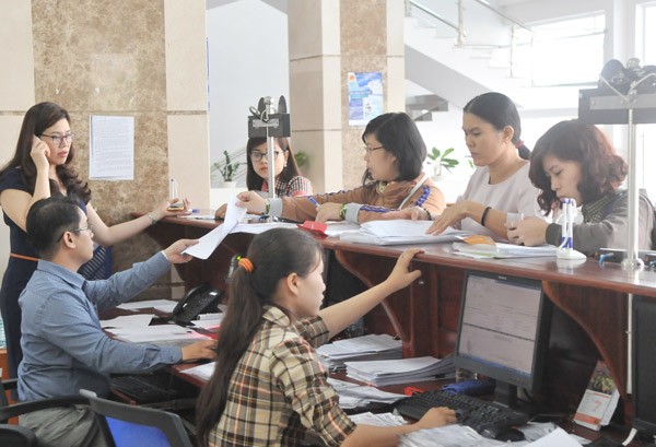 Tax payers at the HCMC Taxation Department (Photo: SGGP)